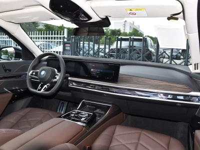 BMW i7  Фото №8